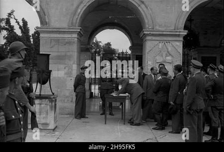 Warszawa, 1947-08-01. Delegaci Zwi¹zku Uczestników Walki Zbrojnej o Niepodleg³oœæ i Demokracjê po z³o¿eniu wieñca na Grobie Nieznanego ¯o³nierza wpisuj¹ siê do ksiêgi pami¹tkowej. wb/gr PAP Warschau, 1. August 1947. Delegierte der Fighters for Freedom and Democracy Union, nachdem sie einen Kranz am Grab des Unkwnown Soldateners niedergelegt hatten, unterschreiben in einem Gedenkbuch. wb/gr PAP Stockfoto