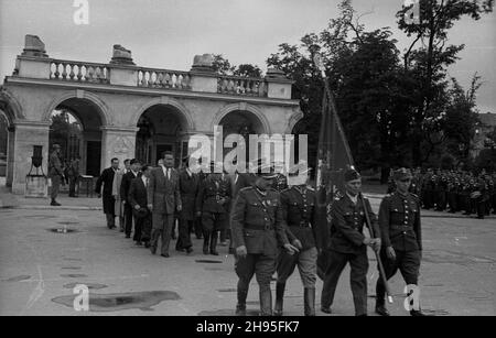 Warszawa, 1947-08-01. Delegacja Zwi¹zku Uczestników Walki Zbrojnej o Niepodleg³oœæ i Demokracjê po z³o¿eniu wieñca na Grobie Nieznanego ¯o³nierza i wpisaniu siê do ksiêgi pami¹tkowej. wb/gr PAP Warschau, 1. August 1947. Delegierte der Fighters for Freedom and Democracy Union, nachdem sie einen Kranz am Grab des Unkwnown-Soldaten niedergelegt und ein Gedenkbuch unterschrieben hatten. wb/gr PAP Stockfoto