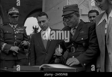 Warszawa, 1947-08-01. Delegaci Zwi¹zku Uczestników Walki Zbrojnej o Niepodleg³oœæ i Demokracjê po z³o¿eniu wieñca na Grobie Nieznanego ¯o³nierza wpisuj¹ siê do ksiêgi pami¹tkowej. wb/gr PAP Warschau, 1. August 1947. Delegierte der Fighters for Freedom and Democracy Union, nachdem sie einen Kranz am Grab des Unkwnown Soldateners niedergelegt hatten, unterschreiben in einem Gedenkbuch. wb/gr PAP Stockfoto