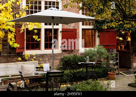 Das Café im Freien in der Oude Kerk (alte Kirche) in Amsterdam, Niederlande. Stockfoto