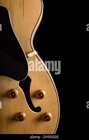 Blasse Holz Gitarre auf linken Seite des Bildes mit Tasten und weißen Schlagbrett des Bildes mit Tasten und weißen Schlagbrett Stockfoto