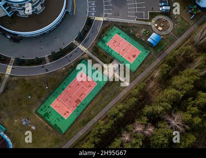 Tennisplatz. Blick von oben. Drohnenansicht. Zwei Tennisplätze in der Natur. Stockfoto