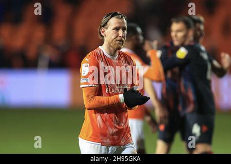 Blackpool, Großbritannien. 04th Dez 2021. Josh Bowler #11 von Blackpool applaudiert am 12/4/2021 den Fans in Blackpool, Großbritannien. (Foto von Mark Cosgrove/News Images/Sipa USA) Quelle: SIPA USA/Alamy Live News Stockfoto