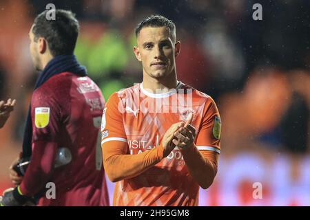 Blackpool, Großbritannien. 04th Dez 2021. Jerry Yates #9 von Blackpool applaudiert den Fans in Blackpool, Großbritannien am 12/4/2021. (Foto von Mark Cosgrove/News Images/Sipa USA) Quelle: SIPA USA/Alamy Live News Stockfoto