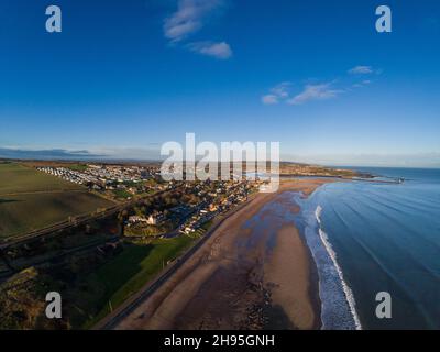 Eine Luftaufnahme von Spittal mit Berwick upon Tweed Beyond, Northumberland, England, Großbritannien. Stockfoto