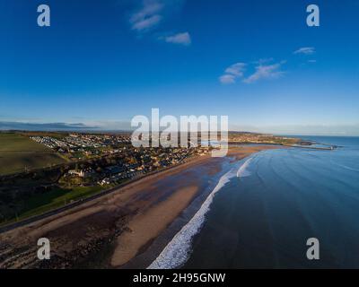 Eine Luftaufnahme von Spittal mit Berwick upon Tweed Beyond, Northumberland, England, Großbritannien. Stockfoto