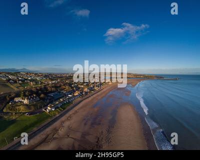 Eine Luftaufnahme von Spittal mit Berwick upon Tweed Beyond, Northumberland, England, Großbritannien. Stockfoto