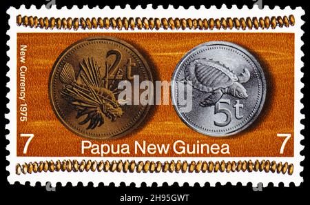 MOSKAU, RUSSLAND - 24. OKTOBER 2021: Die in Papua-Neuguinea gedruckte Briefmarke zeigt neue 2t und 5t Münzen, New Coinage Serie, um 1975 Stockfoto