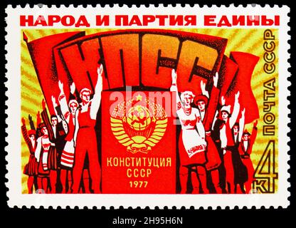 MOSKAU, RUSSLAND - 24. OKTOBER 2021: Die in der Sowjetunion gedruckte Briefmarke zeigt die neue Verfassung der UdSSR, Serie, um 1977 Stockfoto