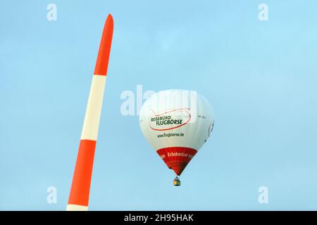 Heißluftballon, mit Windturbinenpropeller im Vordergrund, Niedersachsen, Deutschland Stockfoto