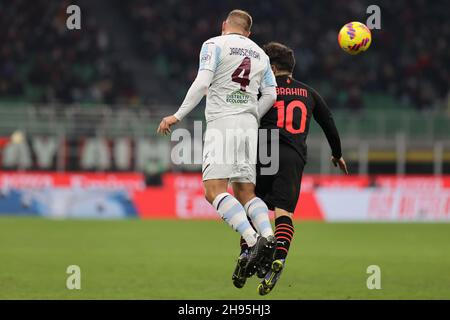 Brahim Diaz von AC Mailand kämpft für den Ball gegen Pawel Jaroszynski von US Salernitana 1919 während des Fußballspiels Serie A 2021/22 zwischen AC Mailand und US Salernitana 1919 im Giuseppe Meazza Stadium, Mailand, Italien am 04. Dezember 2021 Stockfoto