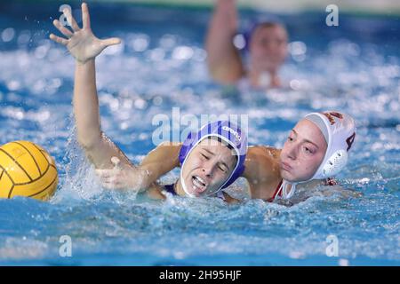 Roma, Italien. 04th Dez 2021. S. Centanni (Plebiscito Padova) (L) vs S. Avegno (SIS Roma (R) während des Spiels SIS Roma vs. Plebiscito Padova, Waterpolo Italienische Serie A1 Frauenspiel in Roma, Italien, Dezember 04 2021 Quelle: Independent Photo Agency/Alamy Live News Stockfoto