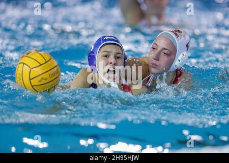 Roma, Italien. 04th Dez 2021. S. Centanni (Plebiscito Padova) (L) vs S. Avegno (SIS Roma (R) während des Spiels SIS Roma vs. Plebiscito Padova, Waterpolo Italienische Serie A1 Frauenspiel in Roma, Italien, Dezember 04 2021 Quelle: Independent Photo Agency/Alamy Live News Stockfoto