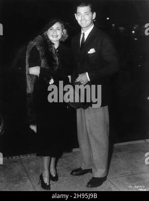 CAROLE LOMBARD und CLARK GABLE um den August 1936 vor dem Four Star Theatre in Los Angeles, als sie an der internationalen Pressekonferenz von Norma Shearer und Leslie Howard in ROMEO UND JULIA unter der Regie von George Cukor aus dem Theaterstück von William Shakespeare-Werbung für Metro Goldwyn Mayer teilnahmen Stockfoto