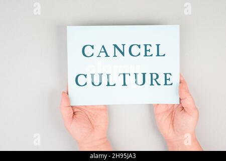 Die Worte Cancel Culture stehen auf einem Papier, Gedankenkontrolle, Zensur der Redefreiheit Stockfoto