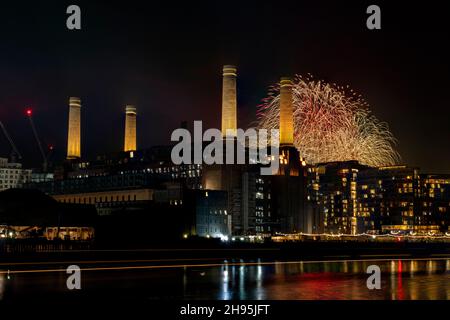 Feuerwerk über dem Battersea Power Station, London, England Stockfoto