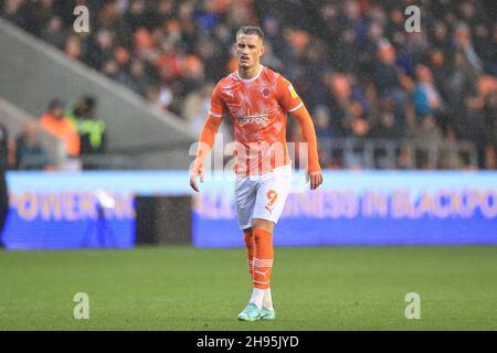 Blackpool, Großbritannien. 04th Dez 2021. Jerry Yates #9 von Blackpool während des Spiels in Blackpool, Großbritannien am 12/4/2021. (Foto von Mark Cosgrove/News Images/Sipa USA) Quelle: SIPA USA/Alamy Live News Stockfoto