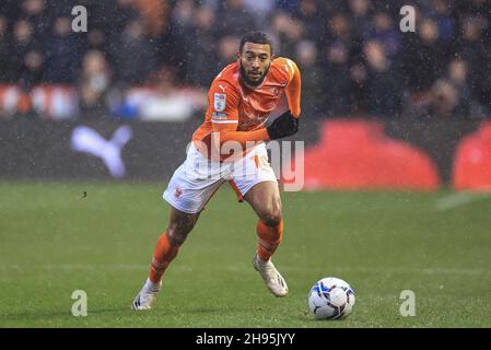 Blackpool, Großbritannien. 04th Dez 2021. Keshi Anderson #10 von Blackpool bricht mit dem Ball in Blackpool, Großbritannien am 12/4/2021. (Foto von Mark Cosgrove/News Images/Sipa USA) Quelle: SIPA USA/Alamy Live News Stockfoto