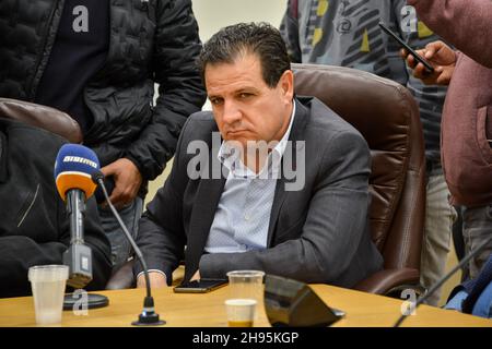 Umm Al Fahm, Israel. 03rd Dez 2021. Ayman Odeh (Joint List/Hadash) nimmt an einer Pressekonferenz in Umm Al-Fahm Teil, Mansour Abbas (United Arab List/Raám), Ahmad Tibi (Joint List/Ta'al), Ayman Odeh (Joint List/Hadash) und Osama Saadi (Joint List/Ta'al) am Freitagabend in Umm Al-Fahm, Israel. Die Pressekonferenz sollte sich an die Medien wenden, um über die Gewalt und die Zusammenstöße zu berichten, die eskaliert sind und die Polizeikräfte in die Nachbarschaft eingedrungen waren, um mithilfe von Teergas die Kontrolle über den Standort zu erlangen. Kredit: SOPA Images Limited/Alamy Live Nachrichten Stockfoto