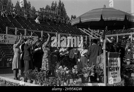 Warszawa, 1947-08. Konwencja Œwiadków Jehowy odbywaj¹ca siê na kortach Legii. wb/gr PAP Dok³adny dzieñ wydarzenia nieustalony. Warschau, 1947. August. Eine Zeugenversammlung Jehovas auf den Legia Tennisplätzen. wb/gr PAP Stockfoto