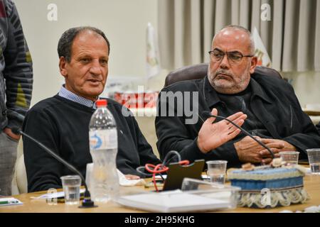 Umm Al Fahm, Israel. 03rd Dez 2021. Osama Saadi (Joint List/Ta'al) spricht auf einer Pressekonferenz in Umm Al-Fahm, Mansour Abbas (United Arab List/Raám), Ahmad Tibi (Joint List/Ta'al), Ayman Odeh (Joint List/Hadash) und Osama Saadi (Joint List/Ta'al) auf einer Pressekonferenz in Umm Al-Fahm, Israel am Freitagabend. Die Pressekonferenz sollte sich an die Medien wenden, um über die Gewalt und die Zusammenstöße zu berichten, die eskaliert sind und die Polizeikräfte in die Nachbarschaft eingedrungen waren, um mithilfe von Teergas die Kontrolle über den Standort zu erlangen. Kredit: SOPA Images Limited/Alamy Live Nachrichten Stockfoto