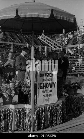 Warszawa, 1947-08. Konwencja Œwiadków Jehowy odbywaj¹ca siê na kortach Legii. wb/gr PAP Dok³adny dzieñ wydarzenia nieustalony. Warschau, 1947. August. Eine Zeugenversammlung Jehovas auf den Legia Tennisplätzen. wb/gr PAP Stockfoto