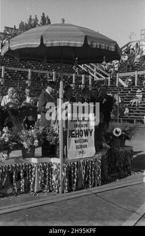 Warszawa, 1947-08. Konwencja Œwiadków Jehowy odbywaj¹ca siê na kortach Legii. wb/gr PAP Dok³adny dzieñ wydarzenia nieustalony. Warschau, 1947. August. Eine Zeugenversammlung Jehovas auf den Legia Tennisplätzen. wb/gr PAP Stockfoto