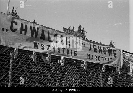 Warszawa, 1947-08. Konwencja Œwiadków Jehowy odbywaj¹ca siê na kortach Legii. wb/gr PAP Dok³adny dzieñ wydarzenia nieustalony. Warschau, 1947. August. Eine Zeugenversammlung Jehovas auf den Legia Tennisplätzen. wb/gr PAP Stockfoto