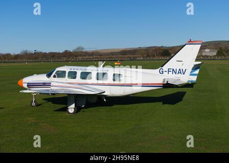 Eine Piper PA 31 350 Navajo Chieftain registrierte G=FNAV parkte auf dem Rasen am Goodwood Aerodrome. Stockfoto