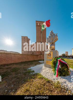 Fossano, Italien - 2. Dezember 2021: Denkmal des Herzogs Carlo Emanuele II. Von Savoyen, Gründer der königlichen Garde genannt Grenadiere von Sardinien. Im Hintergrund Stockfoto