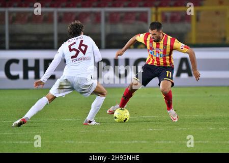 Lecce, Italien. 04th Dez 2021. Marco Olivieri (US Lecce) und Perparim Hetemaj (Reggina 1914) während der US Lecce vs Reggina 1914, Italienisches Fußballspiel der Serie B in Lecce, Italien, Dezember 04 2021 Quelle: Independent Photo Agency/Alamy Live News Stockfoto