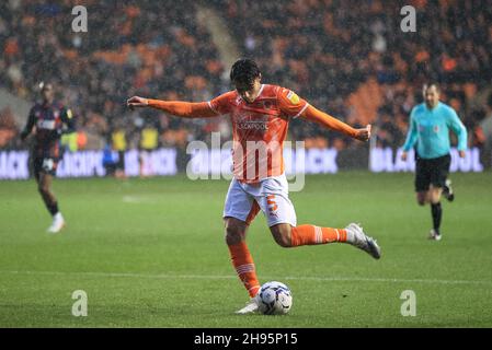 Blackpool, Großbritannien. 04th Dez 2021. Reece James #5 von Blackpool kreuzt den Ball in Blackpool, Großbritannien am 12/4/2021. (Foto von Mark Cosgrove/News Images/Sipa USA) Quelle: SIPA USA/Alamy Live News Stockfoto