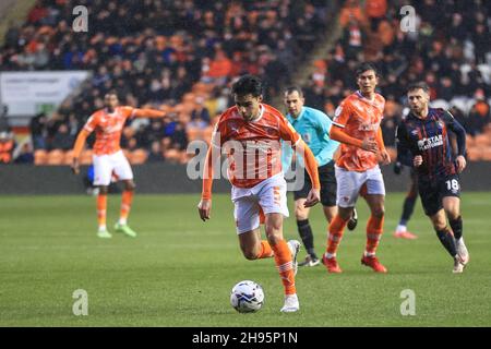 Blackpool, Großbritannien. 04th Dez 2021. Reece James #5 von Blackpool bricht mit dem Ball in Blackpool, Großbritannien am 12/4/2021. (Foto von Mark Cosgrove/News Images/Sipa USA) Quelle: SIPA USA/Alamy Live News Stockfoto