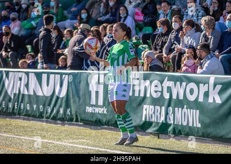 Sevilla, Spanien. 04th Dez 2021. Paula Perea (21) von Real betis Women beim Primera Iberdrola-Spiel zwischen Real Betis Women und den Frauen des FC Sevilla in Ciudad Deportiva Luis del Sol in Sevilla. (Foto: Mario Diaz Rasero Kredit: Gonzales Foto/Alamy Live News Stockfoto