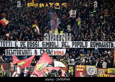 Rom, Italien. 04th Dez 2021. AS Roma-Fans zeigen ein Banner zur Unterstützung von Francesco Totti und Daniele De Rossi beim Fußballspiel der Serie A zwischen AS Roma und dem FC Internazionale im Olimpico-Stadion in Rom (Italien) am 4th. Dezember 2021. Foto Andrea Staccioli/Insidefoto Kredit: Insidefoto srl/Alamy Live News Stockfoto