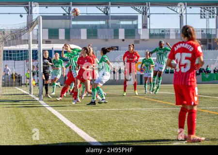 Sevilla, Spanien. 04th Dez 2021. Die Spieler der beiden Teams kämpfen während des Primera Iberdrola-Spiels zwischen Real Betis Women und Sevilla FC Women in Ciudad Deportiva Luis del Sol in Sevilla um den Ball an einer Ecke. (Foto: Mario Diaz Rasero Kredit: Gonzales Foto/Alamy Live News Stockfoto