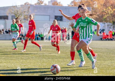 Sevilla, Spanien. 04th Dez 2021. Andrea Medina (3) von Real Betis Women beim Primera Iberdrola-Spiel zwischen Real Betis Women und den Frauen des FC Sevilla in Ciudad Deportiva Luis del Sol in Sevilla. (Foto: Mario Diaz Rasero Kredit: Gonzales Foto/Alamy Live News Stockfoto