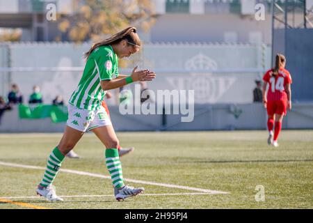 Sevilla, Spanien. 04th Dez 2021. Andrea Medina (3) von Real Betis Women beim Primera Iberdrola-Spiel zwischen Real Betis Women und den Frauen des FC Sevilla in Ciudad Deportiva Luis del Sol in Sevilla. (Foto: Mario Diaz Rasero Kredit: Gonzales Foto/Alamy Live News Stockfoto