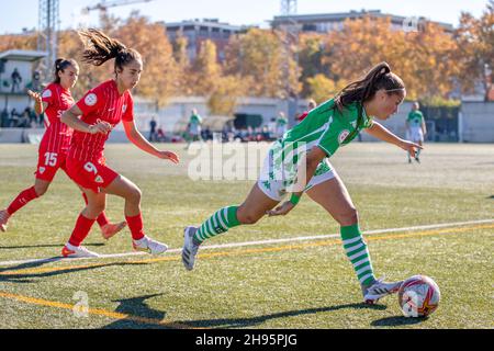 Sevilla, Spanien. 04th Dez 2021. Andrea Medina (3) von Real Betis Women beim Primera Iberdrola-Spiel zwischen Real Betis Women und den Frauen des FC Sevilla in Ciudad Deportiva Luis del Sol in Sevilla. (Foto: Mario Diaz Rasero Kredit: Gonzales Foto/Alamy Live News Stockfoto