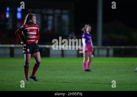 Gloucester, Großbritannien. 04th Dez 2021. Das ALPAS Arena Hannah Jones (#13 Gloucester-Hartpury) Bild während des Allianz Premier 15s Spiels zwischen Gloucester-Hartpury und Loughborough Lightning in der ALPAS Arena in Gloucester, England am 4. Dezember 2021. Kieran Riley Kredit: SPP Sport Pressefoto. /Alamy Live News Stockfoto