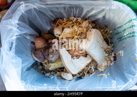 Speisereste auf einem Caddy in einer Wohnküche. Stockfoto