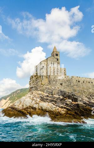 Meerblick auf die Kirche des Apostels Petrus in Portovenere in Italien Stockfoto