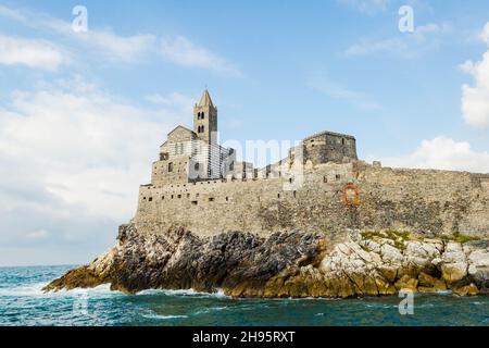 Meerblick auf die Kirche des Apostels Petrus in Portovenere in Italien Stockfoto