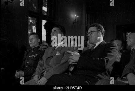 Warszawa, 1947-08-01. Akademia z okazji wizyty w Polsce radzieckiego (ormiañskiego) kompozytora Arama Chaczaturiana. NZ. w pierwszym rzêdzie m.in. Aram Chaczaturian (2P), Minister kultury i sztuki Stefan Dybowski (P). bb/gr PAP Dok³adny dzieñ wydarzenia nieustalony. Warschau, 1. August 1947. Eine Gala im Zusammenhang mit dem Besuch des sowjetischen (armenischen) Komponisten Aram Khachaturian in Polen. Im Bild: Aram Khachaturian (2nd v.r.), Minister für Kultur und Kunst Stefan Dybowski (v.r.). bb/gr PAP Stockfoto