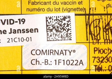 Stuttgart, Deutschland - 04. Dezember 2021: Auffrischungsimpfung gegen das Corona Covid-19-Virus. Gelbe Impfkarte mit Proof-Etikett. Impfstoff von Bi Stockfoto