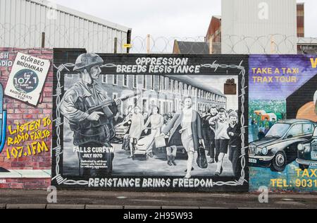 Wandgemälde des nationalistischen Widerstands auf der Falls Road in Belfast, Nordirland Stockfoto