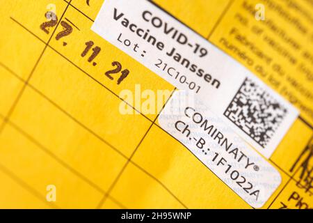 Stuttgart, Deutschland - 04. Dezember 2021: Auffrischungsimpfung gegen das Corona Covid-19-Virus. Gelbe Impfkarte mit Proof-Etikett. Impfstoff von Bi Stockfoto