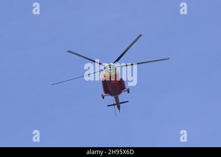 Ein diensthabender Hubschrauber überprüft das Gebiet auf Brände und andere Naturkatastrophen und von Menschen verursachte Katastrophen. Stockfoto