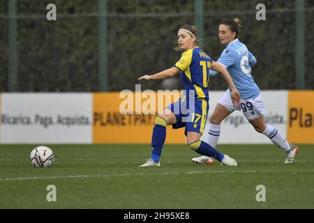 Veronica Pasini von Hellas Verona und Noemi Visentin von S.S. Lazio Women während des 10th. Tages der Serie A Meisterschaft zwischen S.S. Lazio Women und Hellas Verona Women im stadio Mirko Fersini am 4th. Dezember 2021 in Formello, Italien. Stockfoto