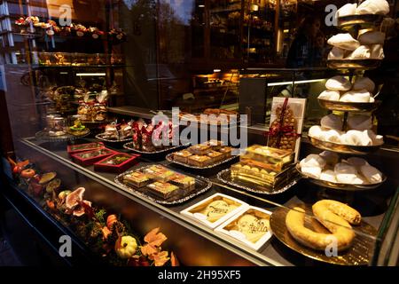 Die Schaufenster einer Konditorei in Amsterdam, Niederlande. Stockfoto